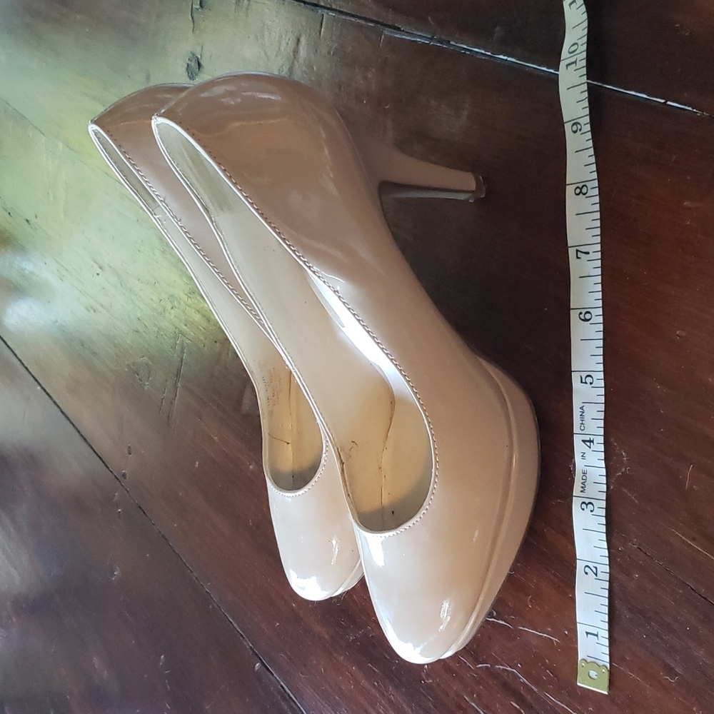 Great condition beige shoes.Worn 3x out side near perfect, one small scuff.